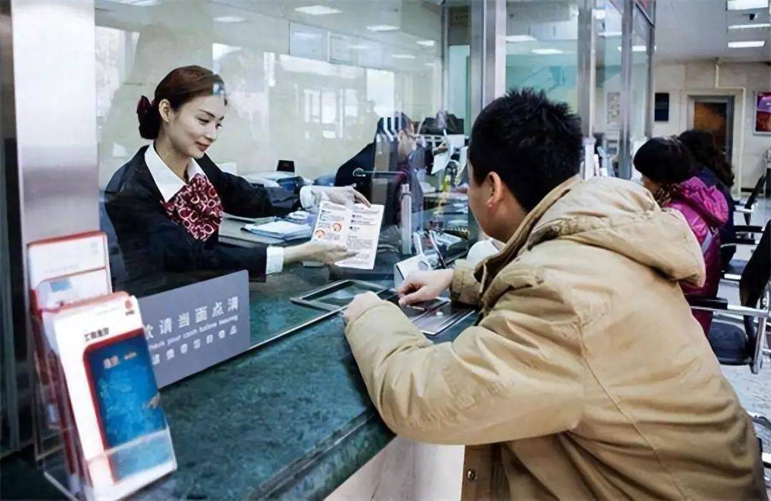 去银行存钱，存单、存折、银行卡，哪个更好？银行人员说出实情！