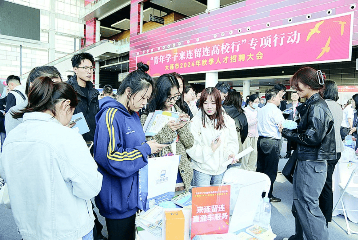 秋招会成功举办 3.3万人入场参与洽谈