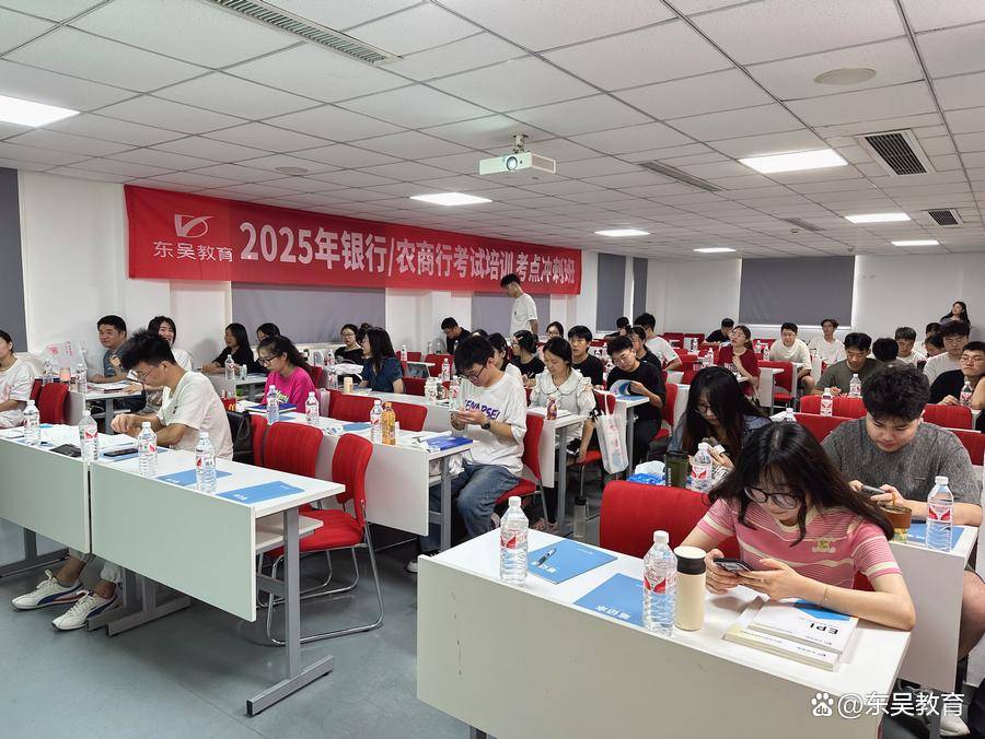 国有银行校招笔试中案例分析题通常涉及哪类情境？