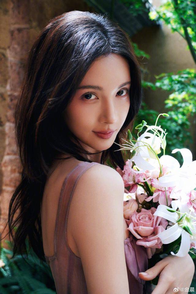 女星金晨休闲装平底鞋走红毯引热议，本人发文：准备有点仓促