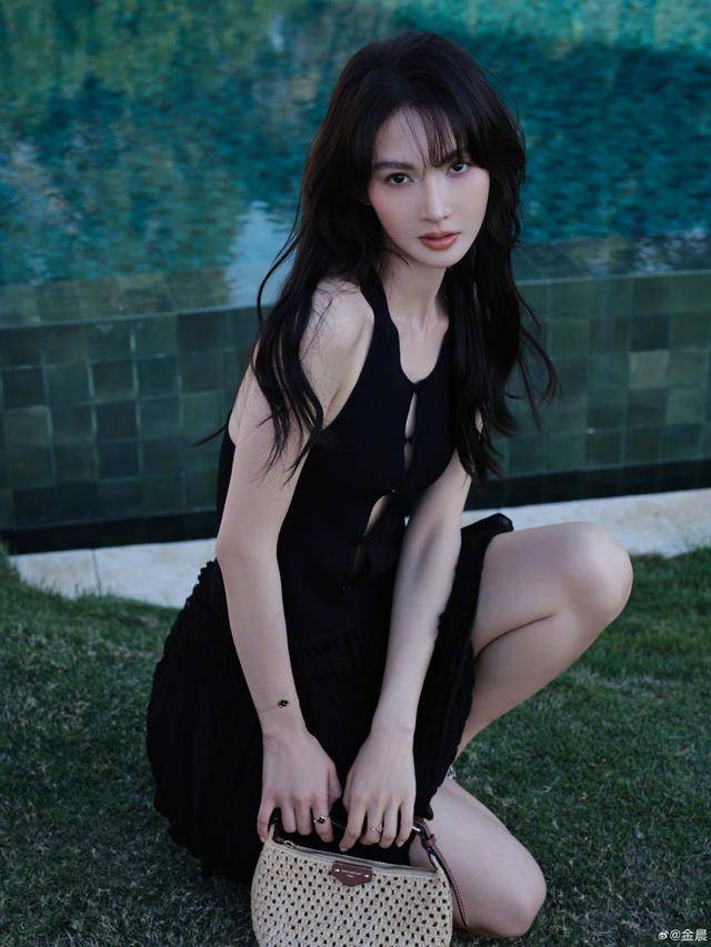 女星金晨休闲装平底鞋走红毯引热议，本人发文：准备有点仓促