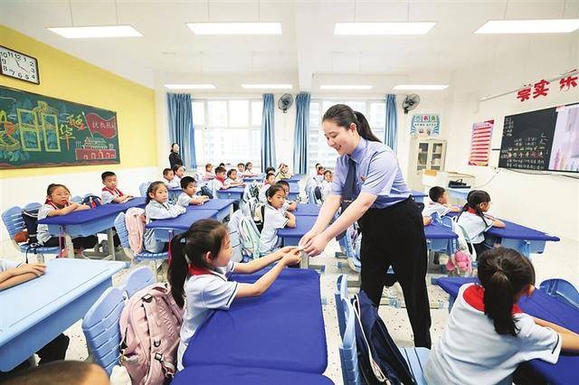 开学第一课 普法进校园