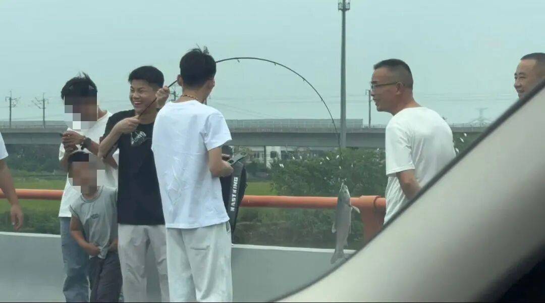 男子高速遇堵车下车钓鱼,首竿即中!开怀大笑:“鱼送路人了”