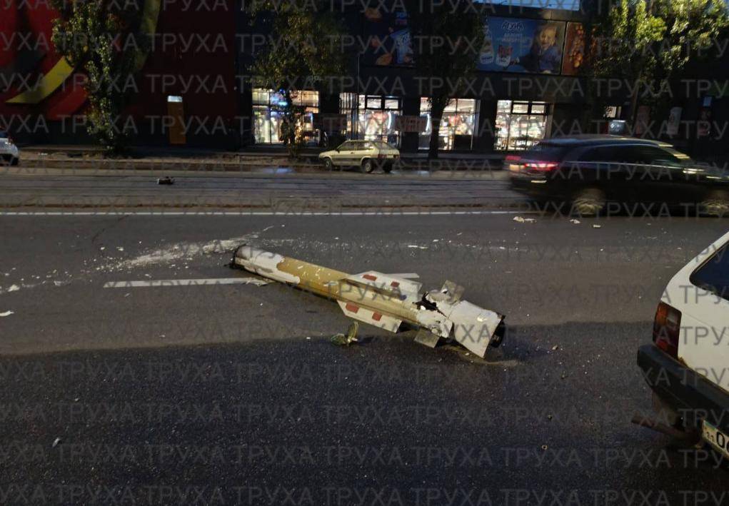 大乌龙!乌军爱国者竟炸自己,俄军导弹爆炸,掀翻波兰大使馆屋顶