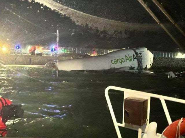 香港国际机场一货机降落后滑出海面,致两人死亡