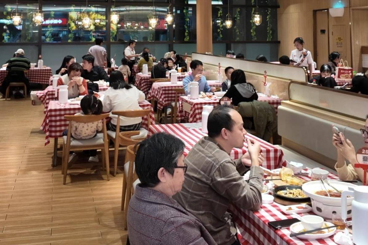 西贝闭麦后降价发券,门店再现排队潮