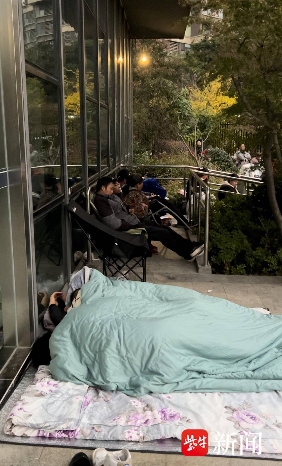 南京市民裹被子彻夜排队“抢”电动车牌 !啥情况?记者凌晨探访上牌点——