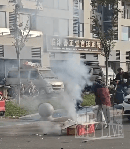 新人结婚放迎亲烟花,两位老人在燃放过程中争抢纸壳 ;目击者:现场火星四溅,老人无视危险