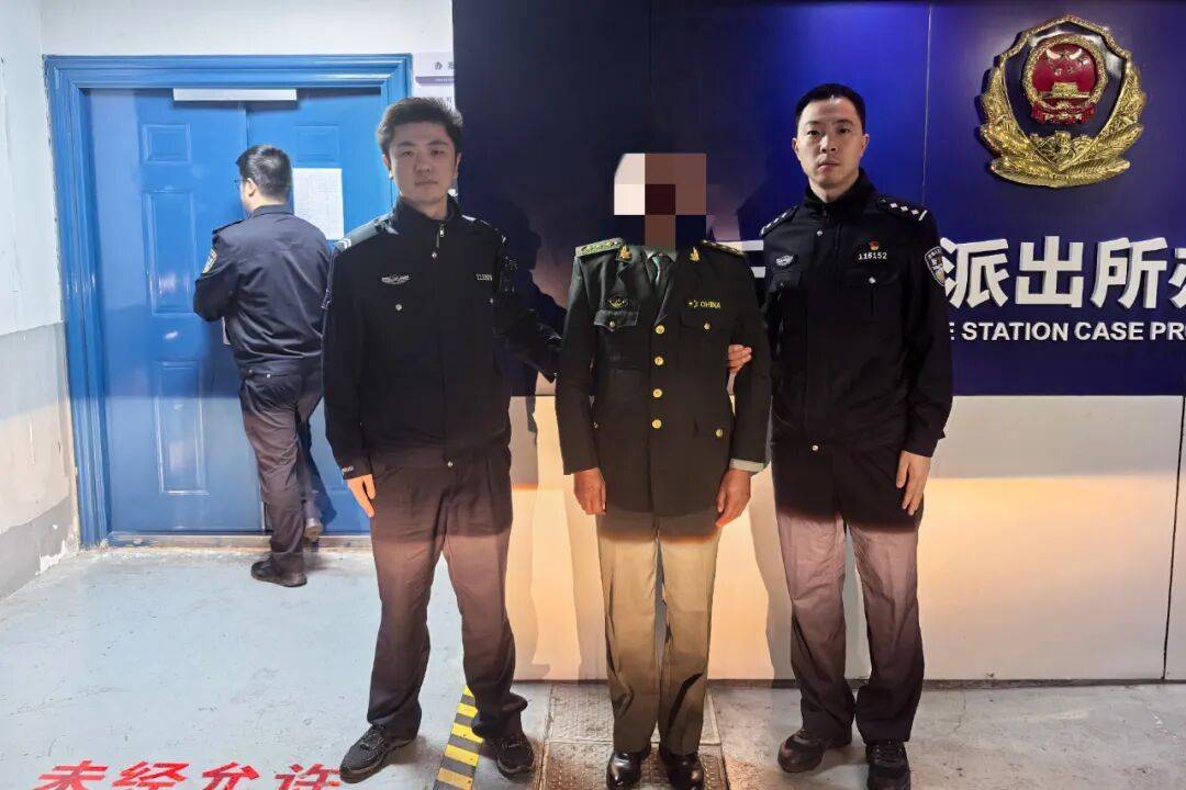 为哄刚交往女友,浙江男子网购拼凑假“将军制服”约会,被民警当场识破,行政拘留8日